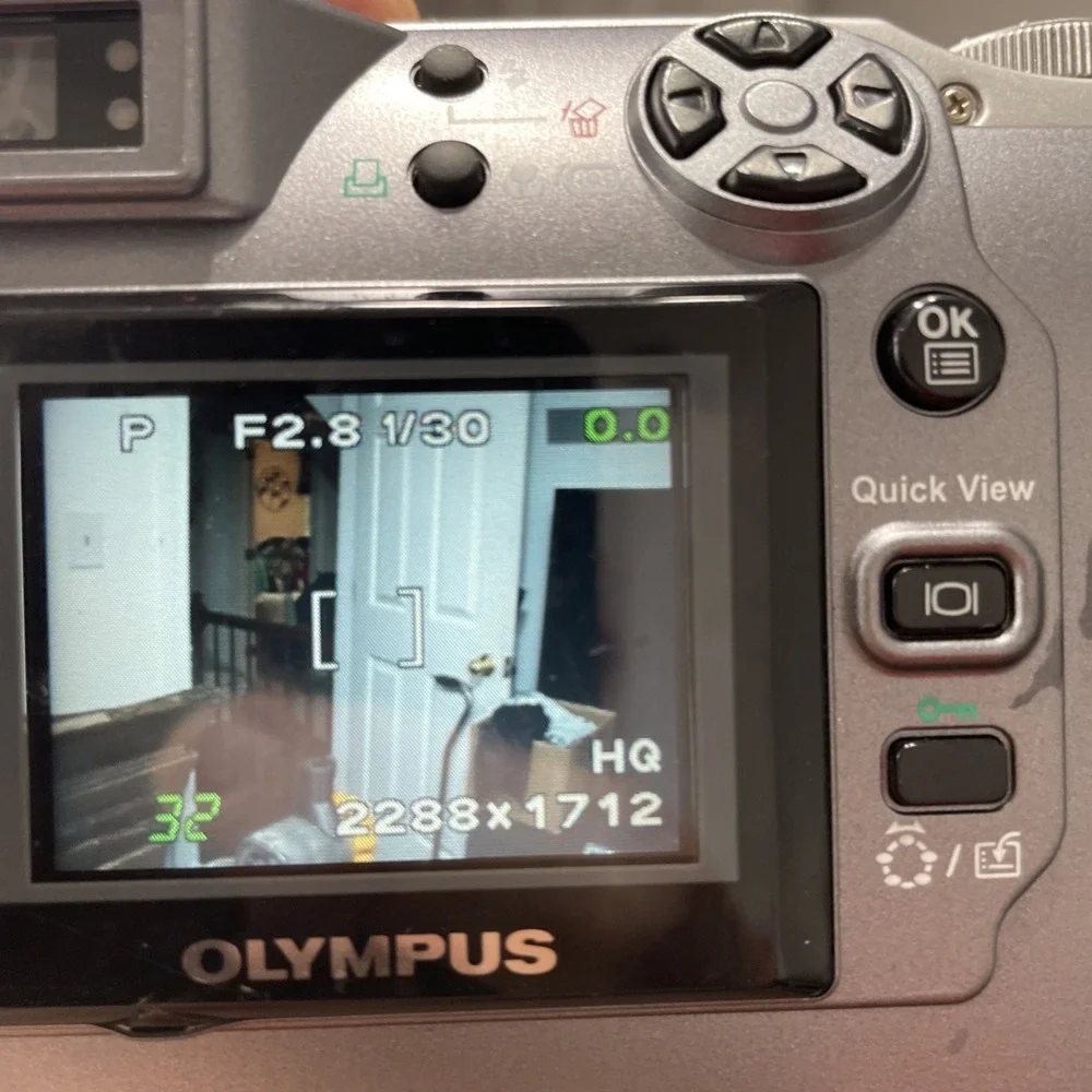 Olympus Camedia C-4000 Zoom 4MP Digital Camera 3X Zoom+Battery+Strap+Case-TESTED